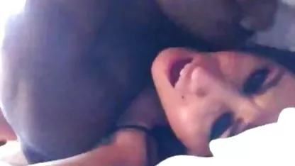 Dos chicos ofrecieron novias para organizar una orgía chicas asiaticas desnudandose en casa.