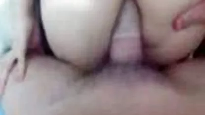 El tipo de gafas chupó videos japonesas peludas la polla en el trance y lo cogió en el anal