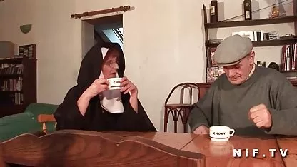 Un chico alto y calvo se folla a un niñito negro de peso y se xxx japonesa infiel corre en la boca