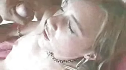 Lesbianas sexy y bronceadas videos de japonesas en el bus lamen el culo y el coño suavemente