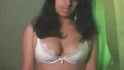 Hombres borrachos follan a la rubia tetona en la cama con sus grandes pollas asiaticas xxc