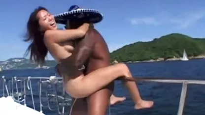 La esposa xxx maduras chinas se sube a un miembro de un técnico de televisión y hace que su esposo la bese en los pies
