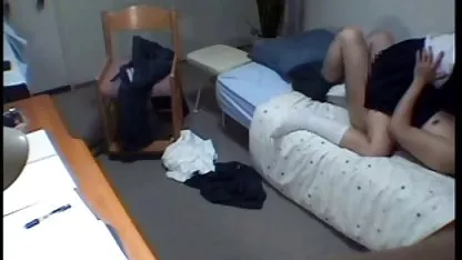 Una joven perra con tetas apetitosas y un miembro entre sus piernas estiradas en la cama, levantó sus piernas y toma una xvideos de japonesas polla caliente en el culo.