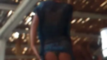 La chica de modelo se desnuda delante de la cámara, se mete los dedos en la vagina, extiende sus panes y al asiaticas xxnx final del video, chupa al director.