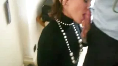 Rubia vestida con mujeres asiaticas xxx strapon, pantimedias y acariciando su juguete.