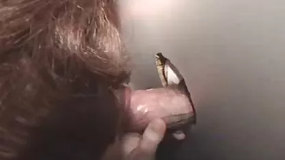 Un hombre trajo una perra a la asiaticas velludas naturaleza, para empujar en su boca no solo su polla, sino también un consolador gordo.