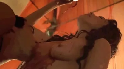 La sexy morena Alex Blake con un coño peludo es follada por xxx asiaticas peludas el cáncer