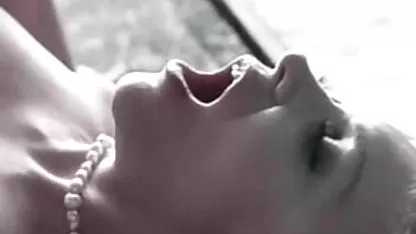 Rubia acaricia suavemente el xxx asiaticas ricas coño y obtiene placer irreal.