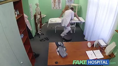 Una videos asiaticas joven nena japonesa, adormecida por su desgracia en la que no valdría la pena, se convierte en una prisionera sexual de un par de chicos que descienden repentinamente y es sometida a su puta vida