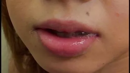 La madre con colegialas asiaticas experiencia tranquilizó al chico con un beso, pero ni siquiera se dio cuenta de que en un segundo se abalanzaría sobre ella y la golpearía duramente.