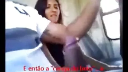 Una chica asiática madura, halagada por el hecho de que una joven semental está apasionadamente fusionada con sus tetas que hacen agua la boca, lleva al pimiento insaciable al porche de su casa de verano, donde colegialas japonesas en bus bajo el cielo sin nubes se folla con fuerza.