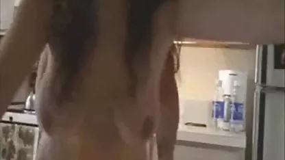 De las bromas lesbianas, el caballero sintió tensión en sus calzoncillos, así que dejó la cámara a un lado y se bajó los calzones con sus calzoncillos, agitando su polla afeitada frente a las videos sexo chinas novias