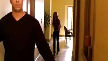 Dos encantadoras mujeres asiáticas xxx japonesas sin censura sirven al cliente.