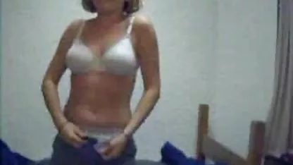 La hembra dominante llena la perra atada con cera, aprieta sus pezones y labios con pinzas para la ropa, escribe en su frente que se pone el instrumento, le pone un peliculas de sexo asiaticas arnés y se folla a sí misma