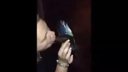 Chico rico obligó a una joven asiaticas mojadas criada a burlarse de su apretado culo