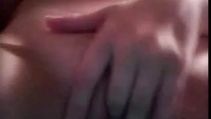 Rubia masturbándose el coño chinitas lindas xxx afeitado con un pequeño vibrador delante de un espejo para rociar