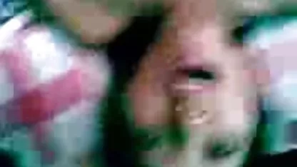 Esposa rodeó a su mujeres orientales teniendo sexo marido con sus caricias.