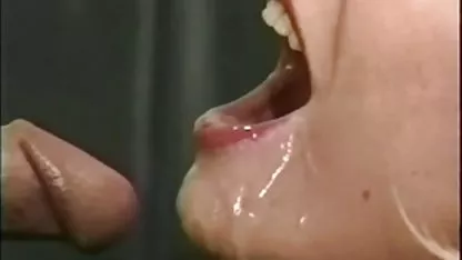 Dos pollas penetran simultáneamente al pollito desde videos xxx japonesas sin censura diferentes lados.
