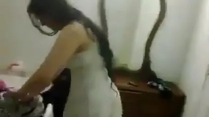 La pechugona tetona en lencería sexy se folla a sí misma con un xnxx asiaticas vibrador grueso en el sofá