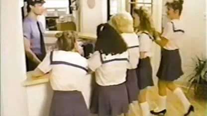 Dos hombres gays se chupan la cara después de chupar videos de japonesas lesbianas