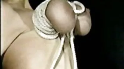 Una linda niña de 18 años de edad, lentamente, bajo una hermosa música, se desnuda, quitándose la camiseta blanca y las bragas, y comienza a acariciar suavemente su maduras japonesas tetonas joven coño con los dedos.