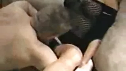 La asiaticas sexis xxx rubia Anna Darling lamió los huevos y se sentó en la polla.