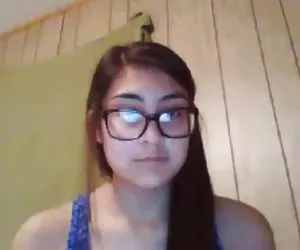 Joven, rubia caliente come yogurt y acaricia su coño afeitado petardas japonesas