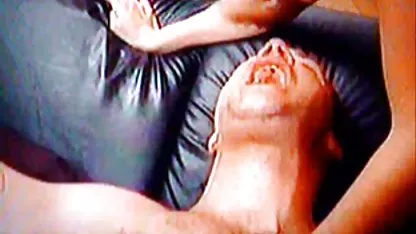 Transexual colegialas japonesas calientes madura con pantalones cortos de cuero, baila y se acaricia en el polo.