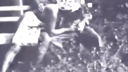 El tipo peliculas xxx de japonesas comenzó a follar a la perra en las escaleras, incapaz de soportar su mirada sexy.