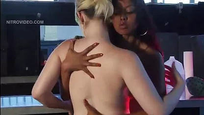 Shemale alto y sexy se japonesas xxx gratis sacude en el baño