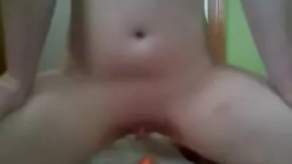 La chica sexy se masturba con sus dedos su coño afeitado y rápidamente llega al orgasmo, porque ya es una experta en este videos pornográficos japoneses negocio, y no una aficionada.