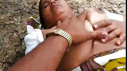 Escena francamente impactante en la que una morena sexy, que no tiene un poco de vergüenza asiaticas porni juvenil, solo en el trolebús lleno de pasajeros garabatea a su tipo aturdido impresionante mamada