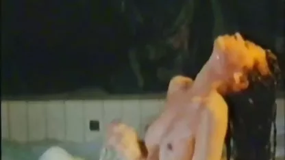 Pareja sexy asiaticas mojadas tiene sexo en la oficina