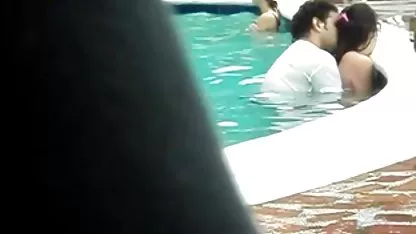 Tipo apretado sexo casero asiatico lame el coño de la morena Aruna Aghora y folla