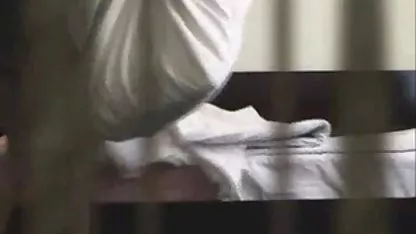 La perra está sentada en el inodoro con un depresnyak lleno y luego una polla gruesa sale lentamente de un agujero en la pared, la perra se ha olvidado de sus problemas y comenzó a xxasiaticas chupar esta poderosa herramienta.