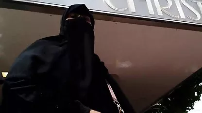 Bonita morena, llena de fantasías sexuales francas, atrapando a su amado novio descansando ociosamente en un sofá blanco como la nieve, lo primero que hizo fue chuparlo bien, después de lo cual el hombre instituido la cogió con japonesas violadas en autobus fuerza en el culo