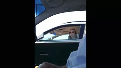 Puta gordita se masturba delante de una japonesa follada en el autobus webcam