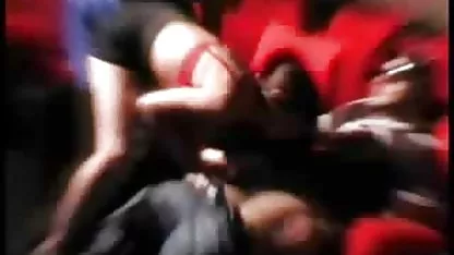 La depravada mamá Vanessa japonesa porn está follando analmente con su joven folladora