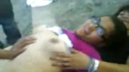 El chico llegó justo a tiempo, cuando una chica gentil en el golf rosa estaba a xxx gay japoneses punto de satisfacer su coño