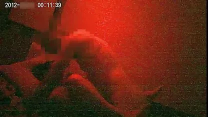Una perra joven de apariencia absolutamente hermosa, vestida con medias negras intrigantes, calienta lentamente su seductora kisulka con suaves palmas, después de lo cual ella folla muy duro un agujero videos sexo oriental elástico con un consolador grueso