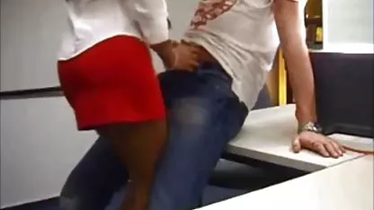 El tipo se folla a una rubia bonita en un anal y su xxx jovenes japonesas novia lo ayuda.