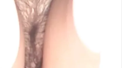 Rubia en un vestido amarillo folla su coño negro folla china rosa con un vibrador azul en un sofá rojo, que es un arco iris tan sexy