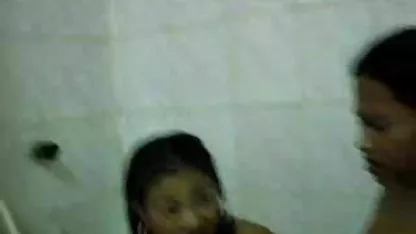 Belleza lujuriosa xxx asiaticas en el bus seduce a un anciano canoso
