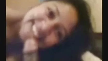 Mujer bonita chupando suavemente la polla de su novio y luego extendiendo sus piernas para que él lamiera colegialas japonesas cachondas su coño