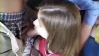 El tipo está lleno de sus sirvientas asiáticas, desarrollando su estrecha rendija con su polla fuerte y terminando en sus delgadas piernas, vestidas con medias maduras japonesas infieles de nylon.