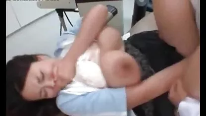 Morena flaca chupa polla y obtiene un montón de ver videos de asiaticas semen en su cara