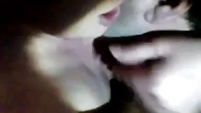 El auto se detiene en la gasolinera más cercana, una pareja alegre peliculas x de asiaticas gratis se apresura al baño público, donde la niña comienza a darle una mamada al chico, la inclina y la folla por detrás