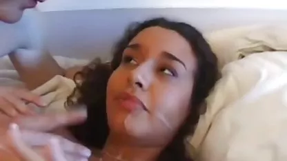 Suave caricia mujeres lesbianas japonesas de dos chicas de las flores.