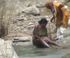Los jóvenes alemanes encontraron una polla gruesa entre las salchichas y comenzaron a chupar. videos de lesbianas chinas