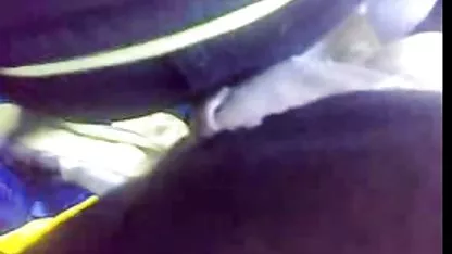 La niña rusa depravada se saltó un par y trajo a un amigo a visitar, se levantó la falda y se arqueó como un gato, enmarcó asiaticas maduras desnudas su culo sin desarrollar.